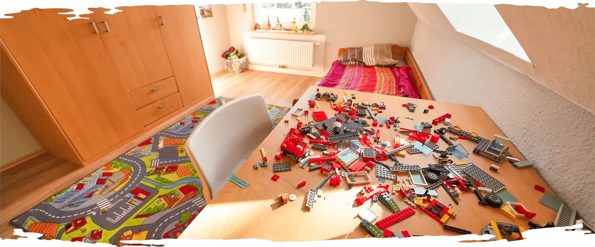 Buntes Kinderzimmer mit verstreuten Legos auf dem Schreibtisch