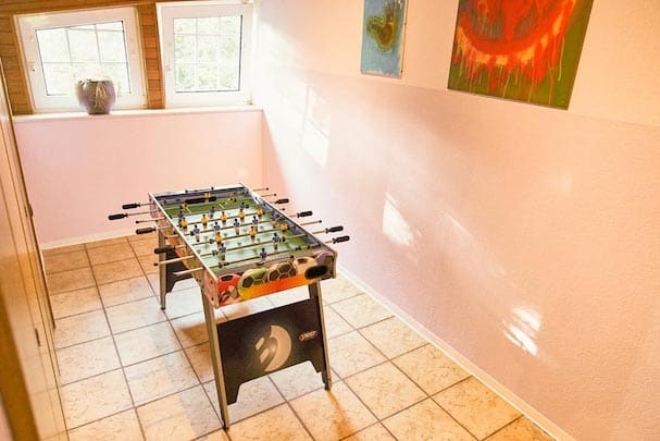 Spielenische mit Tischkicker und Bildern an der Wand