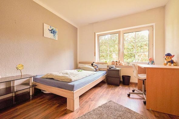 Helles, modernes Schlafzimmer mit großem Fenster