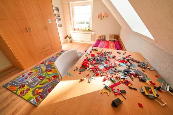 Buntes Kinderzimmer mit verstreuten Legos auf dem Schreibtisch